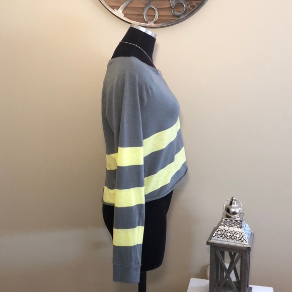 PINK Victoria’s Secret long sleeve crop top EUC!! - Picture 2 of 8